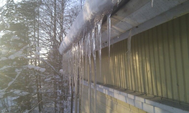 Lämpövuoto katossa aiheuttaa jääpuikot katon reunaan.