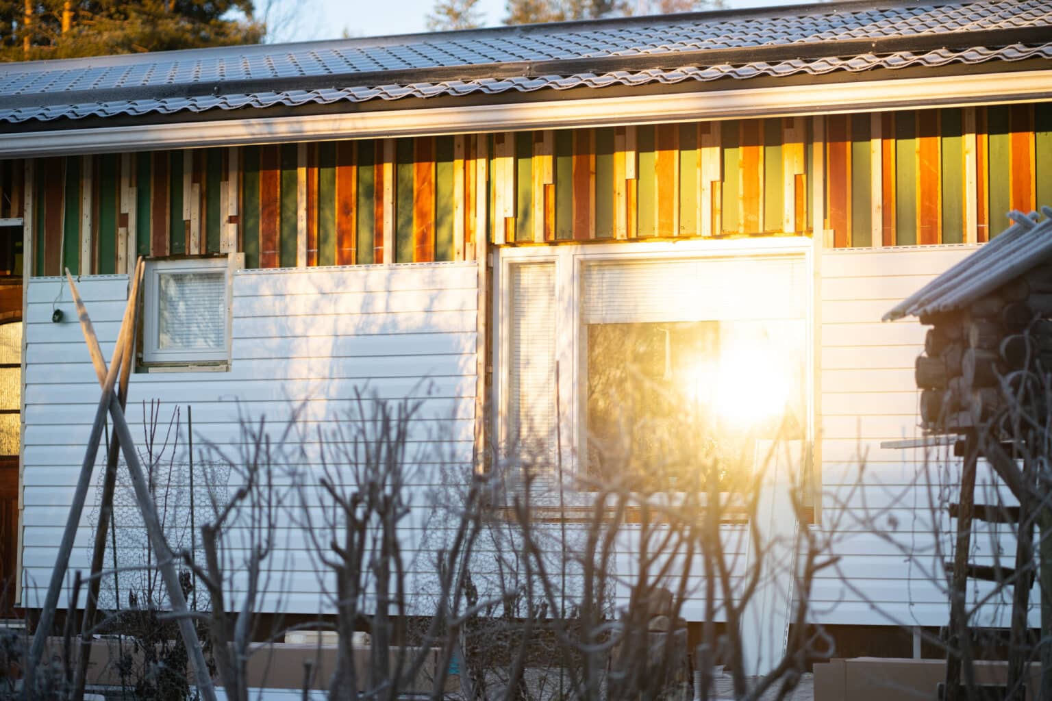 sähkön ja lämmityksen hinnan kehitys huolestuttaa, säästä rahaa ulkoverhousremontin avulla.