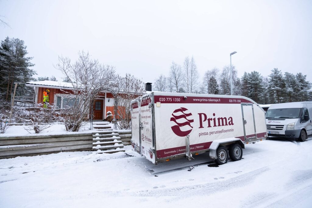 Priman työmaavaunu lumisella pihalla