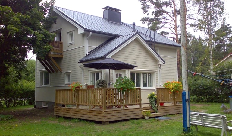 Talon ulkoverhouksen uusiminen.